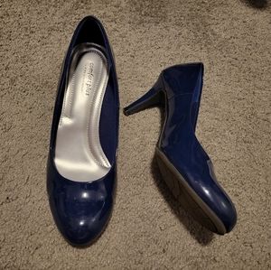 PATENT LEATHER NAVY PUMPS